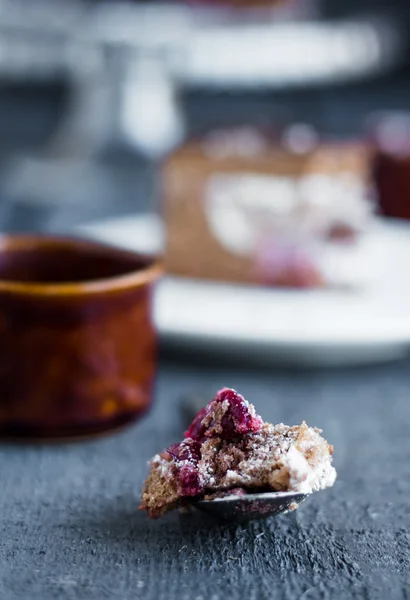 Colher com bolo de chocolate com creme de manteiga e cerejas — Fotografia de Stock