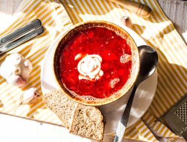 Pancar çorbası ekşi krema ile fasulye, sarımsak