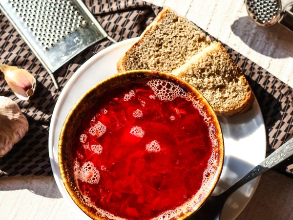 Minestra di barbabietola ucraina con fagioli e aglio — Foto Stock