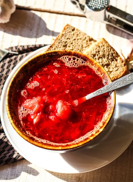 Ukrainian beet soup with beans and garlic — Stock Photo, Image