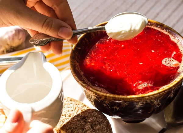 Röd ukrainska borsch, tillsätt en tesked gräddfil — Stockfoto