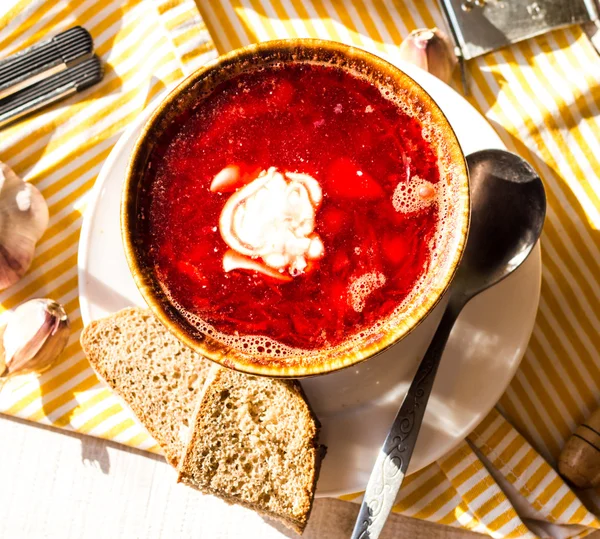 Sopa de beterraba com feijão, alho creme de leite — Fotografia de Stock