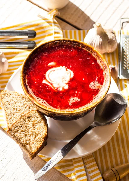 Свекольный суп с бобами, чесночная сметана — стоковое фото