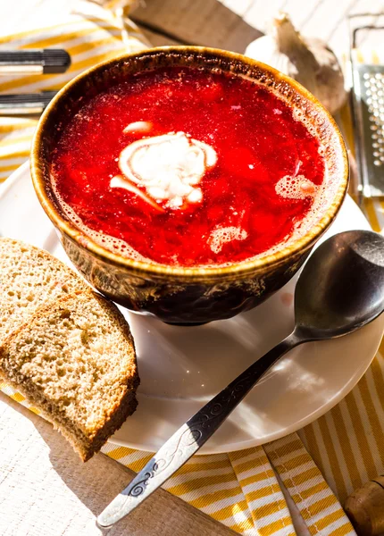 Red borscht with sour cream and garlic bread slices — Stock Photo, Image
