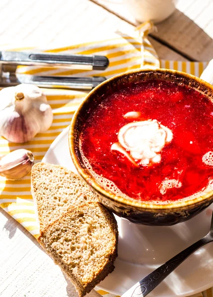 ekşi krema ve sarımsak ekmek dilimleri ile kırmızı pancar çorbası