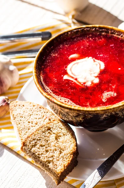 Red borscht with sour cream and garlic bread slices — Stock Photo, Image