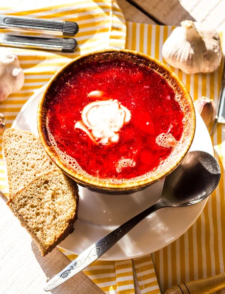 Borscht vermelho com creme de leite e fatias de pão de alho — Fotografia de Stock