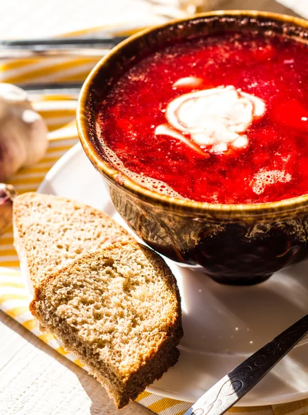 ekşi krema ve sarımsak ekmek dilimleri ile kırmızı pancar çorbası