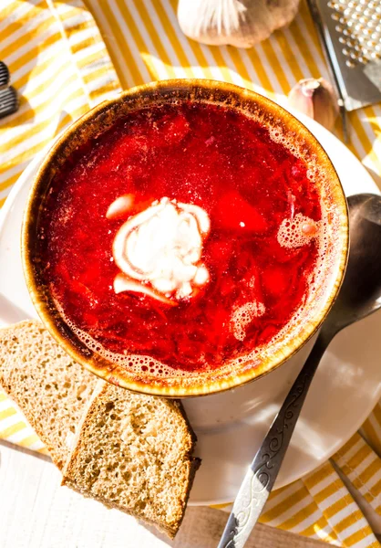 Sopa de remolacha con frijoles y crema agria, ajo, rebanadas de pan — Foto de Stock