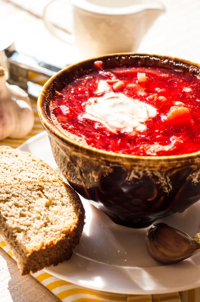 Beet soup with beans and sour cream, garlic, slices of bread — Stock Photo, Image