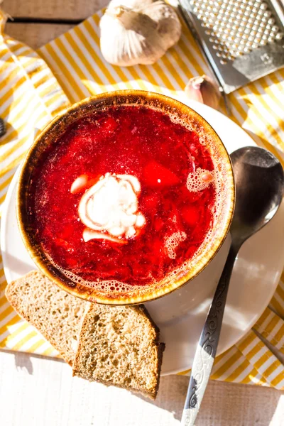 Suikerbieten soep met bonen en zure room, knoflook, sneetjes brood — Stockfoto