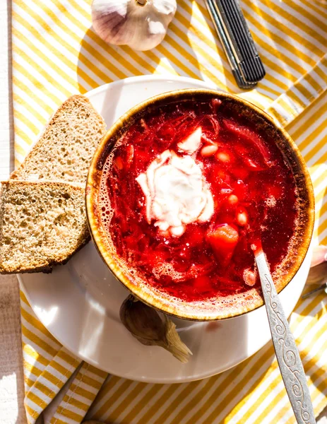 Borscht rosso con barbabietole e fagioli, fette di pane di segale — Foto Stock