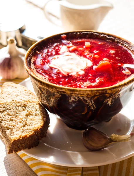 Red borscht with beets and beans, slices of rye bread — Stock Photo, Image