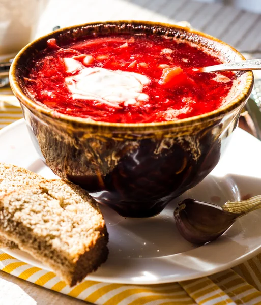 Rode Borsjt met bieten en bonen, sneetjes roggebrood — Stockfoto