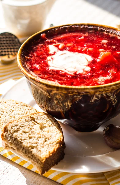 pancar ve fasulye, çavdar ekmek dilimleri ile kırmızı pancar çorbası