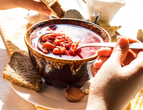 Processen att äta Rödbetssoppa med gräddfil, hand — Stockfoto