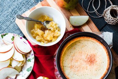 Elmalı tart ile Armut Reçeli ve karamel, en iyi görünümü