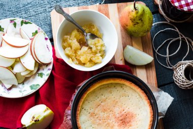 Elmalı tart ile Armut Reçeli ve karamel, en iyi görünümü