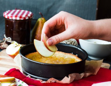 Elmalı tart, eller yapma süreci