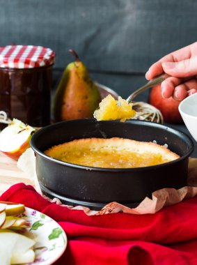 Elmalı tart, eller yapma süreci