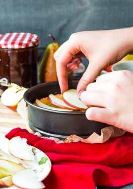 Elmalı tart, eller yapma süreci