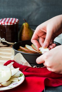 dikey olarak ile Armut Reçeli, elmalı tart yapma süreci