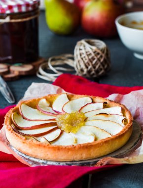 Elmalı tart Armut Reçeli ve karamel ile kum altlığı