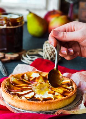 Elmalı tart Armut Reçeli ile karamel, eller dökün