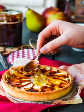 Elmalı tart Armut Reçeli ile karamel, eller dökün