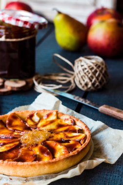 Elmalı tart ile Armut Reçeli ve karamel, dikey olarak yuvarlak