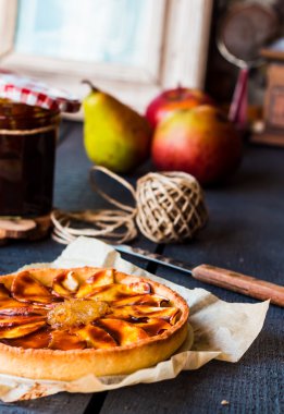 Elmalı tart ile Armut Reçeli ve karamel, dikey olarak yuvarlak