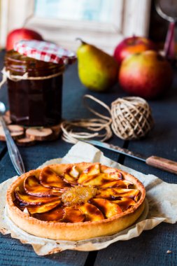 Elmalı tart Armut Reçeli ve karamel ile kum altlığı 