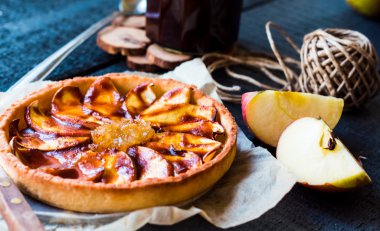 Elmalı tart Armut Reçeli ve karamel ile kum altlığı 