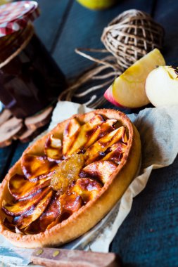 Elmalı tart Armut Reçeli ve karamel ile kum altlığı 