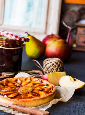 Elmalı tart Armut Reçeli ve karamel ile kum altlığı 