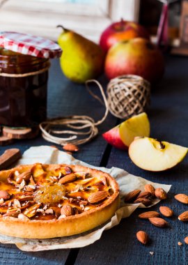 Elmalı tart Armut Reçeli ve karamel ile kum altlığı 