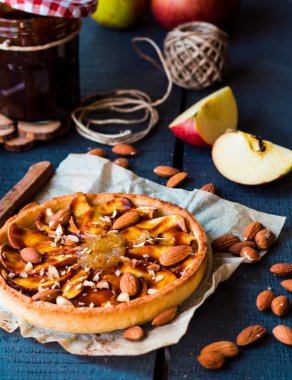 Elmalı tart Armut Reçeli ve karamel ile kum altlığı 