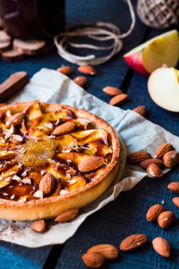 Elmalı tart Armut Reçeli ve karamel ile kum altlığı 