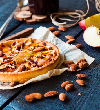 Elmalı tart Armut Reçeli ve karamel ile kum altlığı 