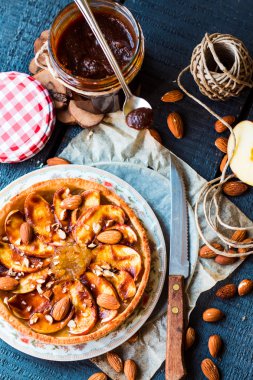 Armut Reçeli, elma ve karamel tart 