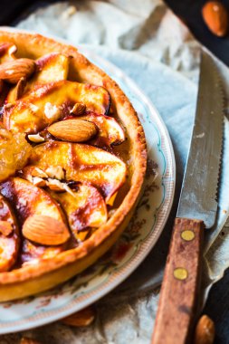 armut reçeli, elma ve karamel, dikey olarak tart  