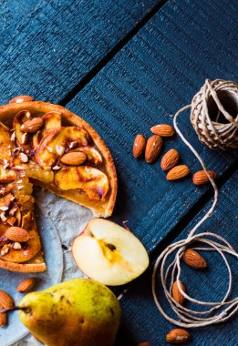 Armut Reçeli, elma ve karamel, üstten görünüm ile tart kesmek  