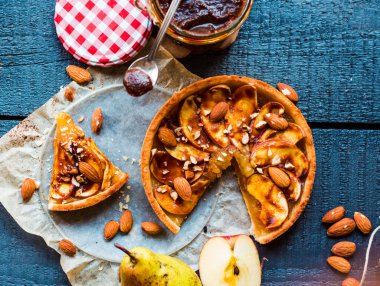 Elmalı tart karamel, çocuk oyuncağı, üstten görünüm 