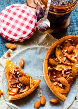 Elmalı tart karamel, çocuk oyuncağı, üstten görünüm 