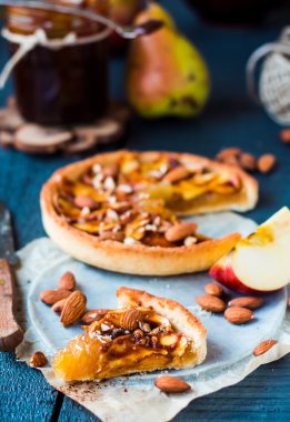 parşömen üzerine karamel ile kum altlığı elmalı tart 
