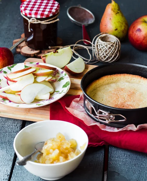 Apfelkuchen mit Birnenmarmelade und Karamell — Stockfoto