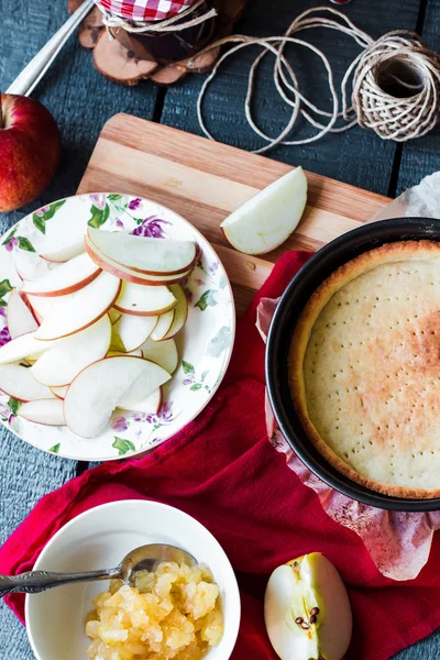 Armut Reçeli ve karamel ile elma tart