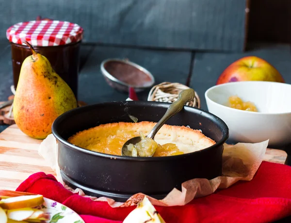 Elmalı tart, eller yapma süreci