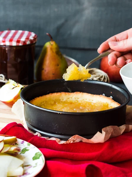 Elmalı tart, eller yapma süreci