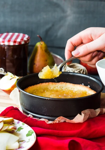 Elmalı tart, eller yapma süreci